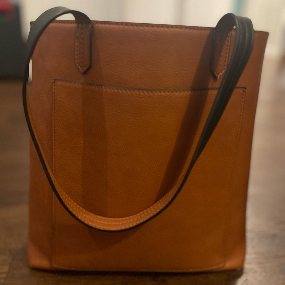 NWOT Tan zip close shoulder handbag.